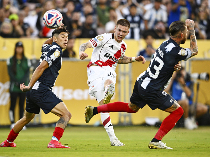 Franco Mastantuono dispara a portería durante el partido ante Rayados de Monterrey.