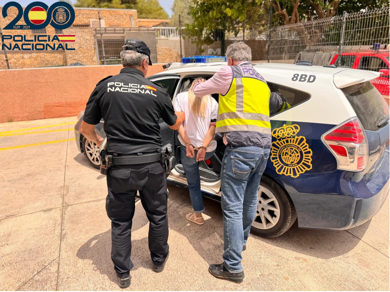 Momento de la detención de una de las integrantes de la banda