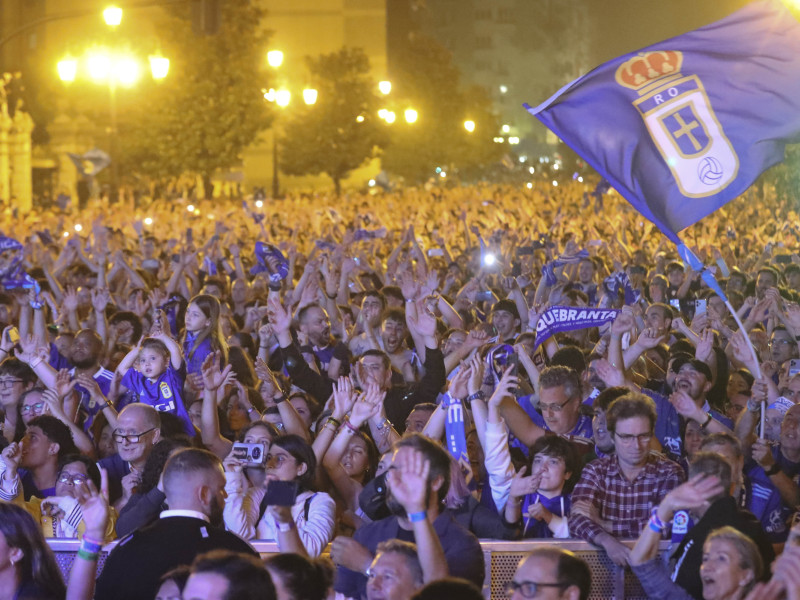 Miles de aficionados llenaron las calles de Oviedo para celebrar el ascenso de su equipo.