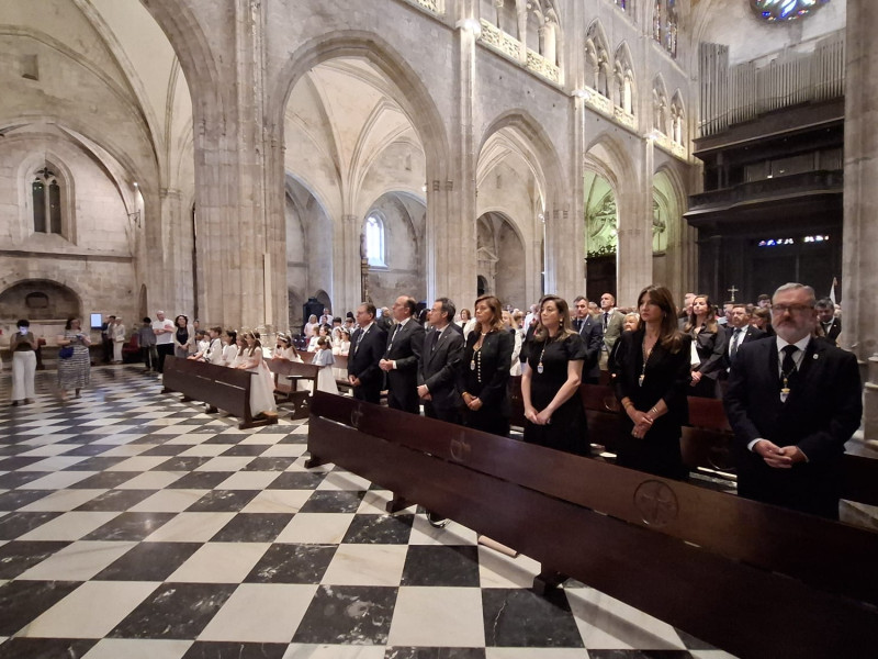 Catedral de Oviedo, durante la misa del Corpus, con la corporación del Ayuntamiento en primer término