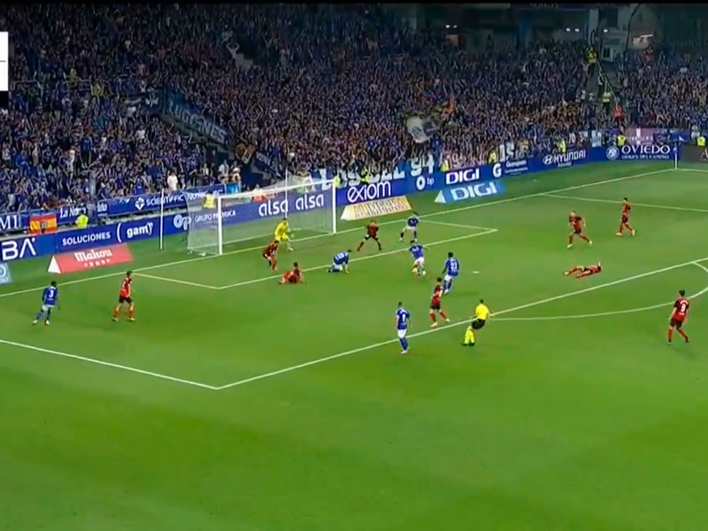 Momento del gol de Ilyas con un jugador del Mirandés en el suelo
