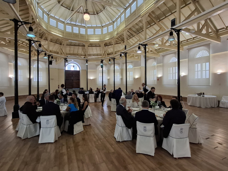 Comida entre Iglesia y Ayuntamiento de Oviedo, en la plaza de Trascorrales, por el Corpus Christi