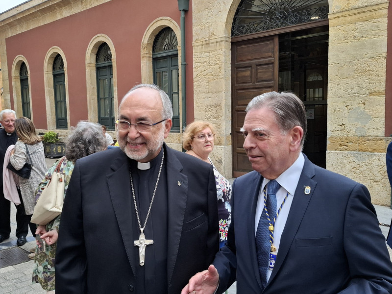 El Arzobispo de Oviedo, Monseñor Jesús Sanz Montes; y el alcalde de Oviedo, Alfredo Canteli, antes de degustar las fresas con nata por el Corpus Christi