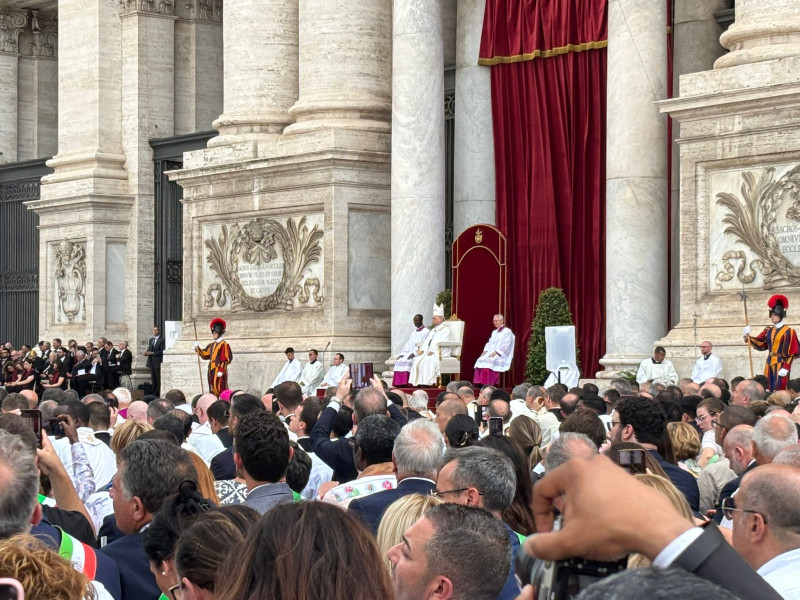 El Papa León XIV al comienzo de su primera misa como pontífice en la Solemnidad del Corpus Christi