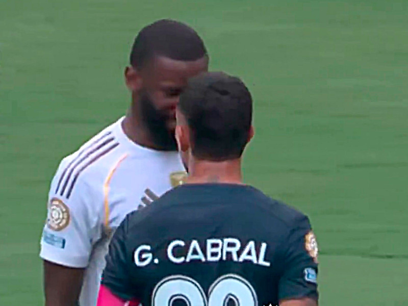 Cara a cara entre Rüdiger y Cabral durante el Real Madrid-Pachuca