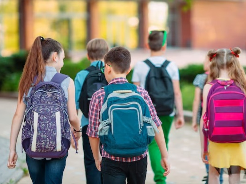 Imagen de archivo de niños yendo al colegio