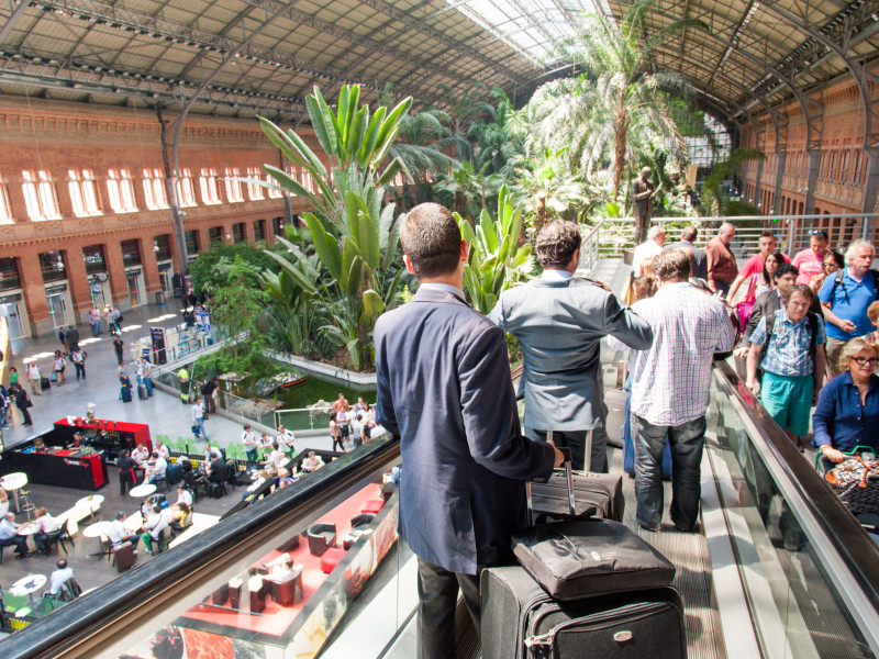 Varios viajeros en la estación madrileña de Atocha