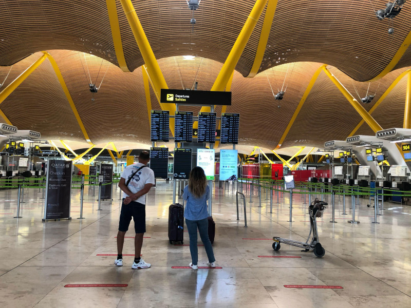 Varios viajeros en el aeropuerto de Madrid-Barajas