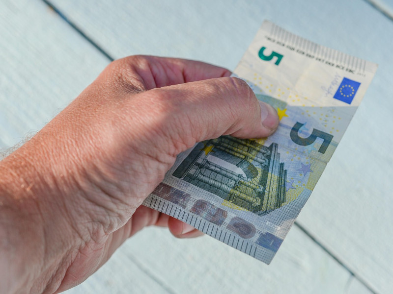 El efectivo sigue siendo imprescindible en muchas situaciones. En mercados, pequeñas tiendas, bares o en zonas rurales, es frecuente que no acepten tarjeta