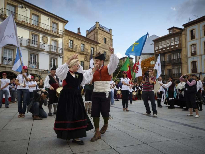 Una imagen del Intercéltico por las calles de Avilés