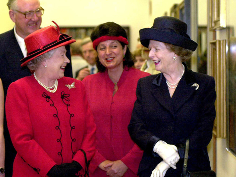 Margaret Thatcher junto a la reina Isabel II