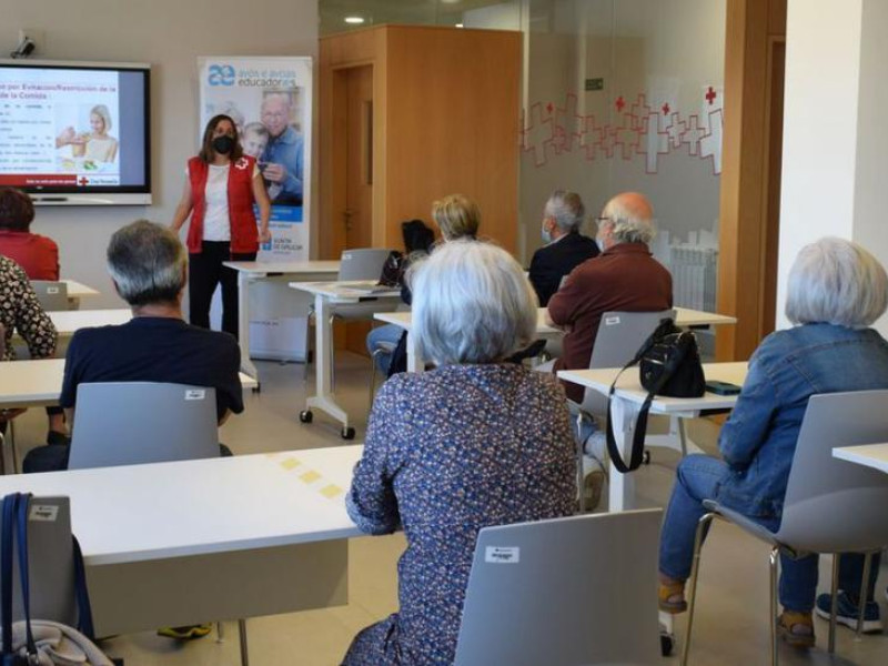 Una sesión del programa de Abuelos educadores, que se imparte en un aula de la sede de Cruz Roja.