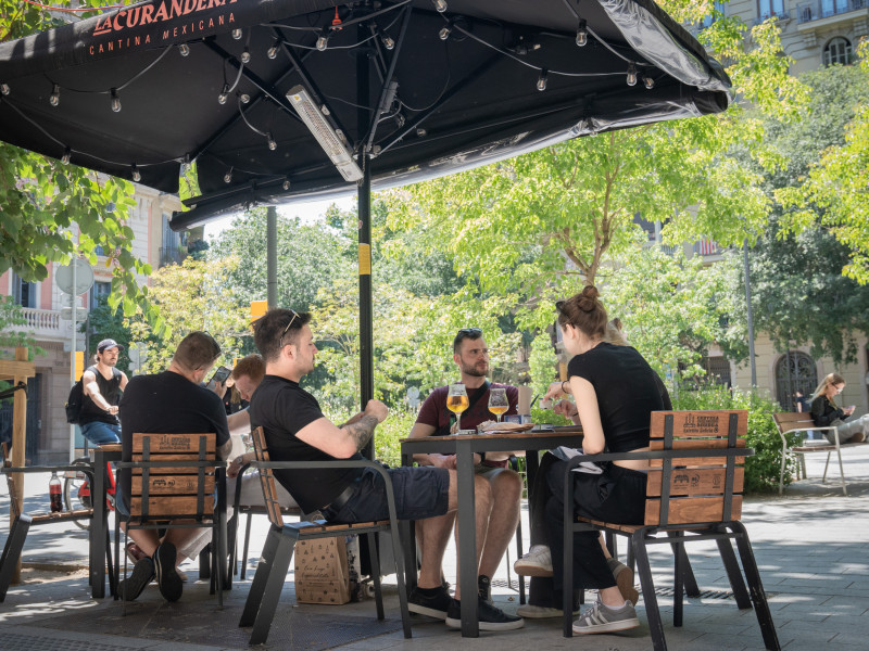 Varias personas en la terraza de un bar en Barcelona