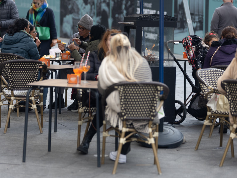 Varias personas en la terraza de una bar en Madrid