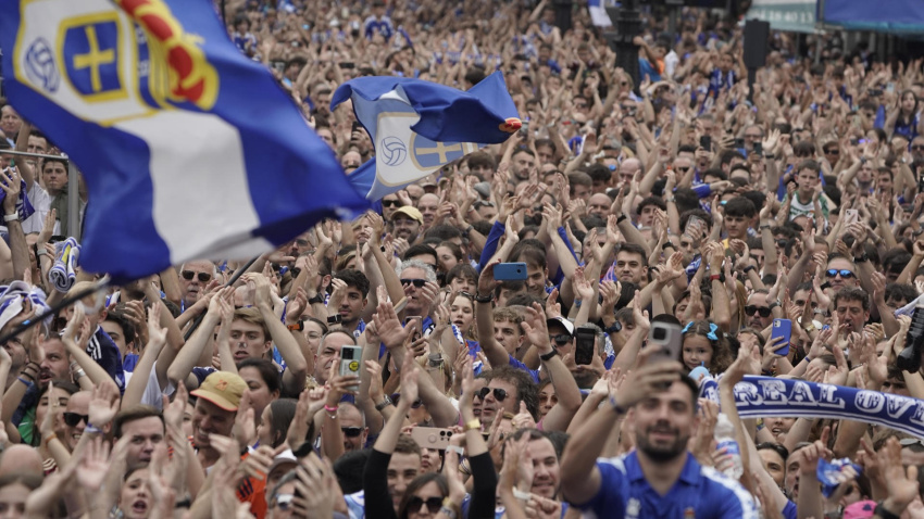 La afición del Real Oviedo celebra el ascenso en las calles