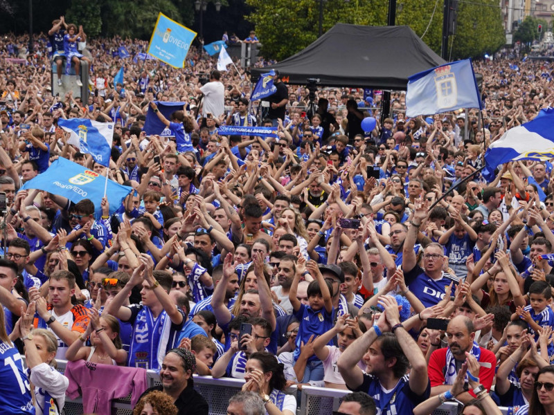 La afición del Real Oviedo en la celebración de este domingo en la Calle Uría