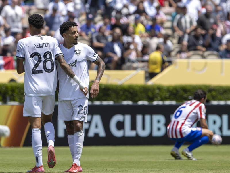 Newton (i) y Gregore (d) de Botafogo celebran la clasificación este lunes, tras un partido del Mundial de Clubes entre el Atlético de Madrid y Botafogo en el estadio Rose Bowl en Los Ángeles