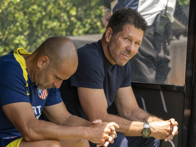 El entrenador del Atlético de Madrid, Diego Simeone (d), asiste este lunes, a un partido del Mundial de Clubes entre el Atlético de Madrid y Botafogo en el estadio Rose Bowl en Los Angeles