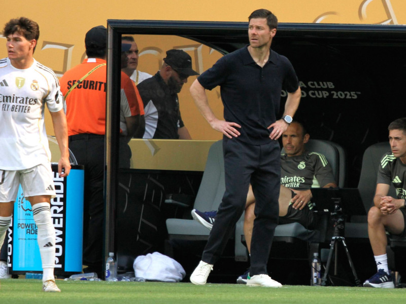 Xabi Alonso, junto a Gonzalo, en uno de los partidos del Real Madrid en el Mundial de Clubes