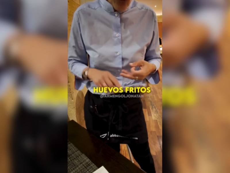 Escena charla camarera