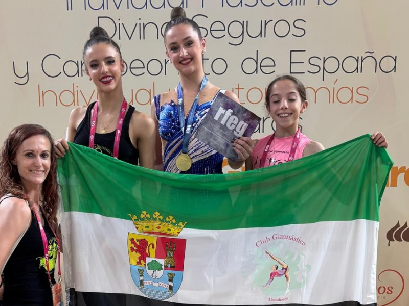 Marta Calamonte, entrenadora, Isabel Fernández, Irene Martínez y Noelia Burgos