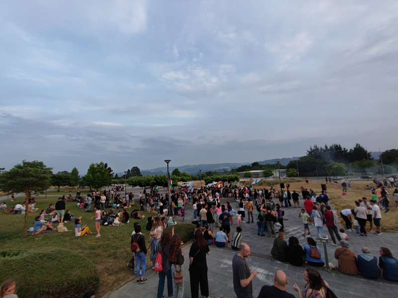 A última hora de la tarde, la gente comenzó a congregarse en los lugares donde más tarde ardieron las hogueras