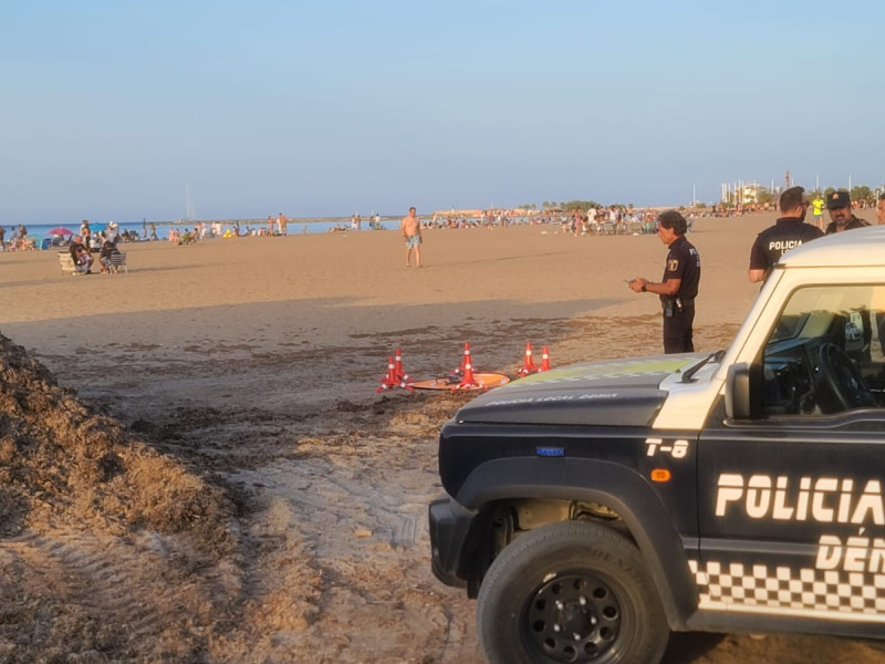 Patrullas de la Policía Local de Dénia en las playas en la Noche de San Juan