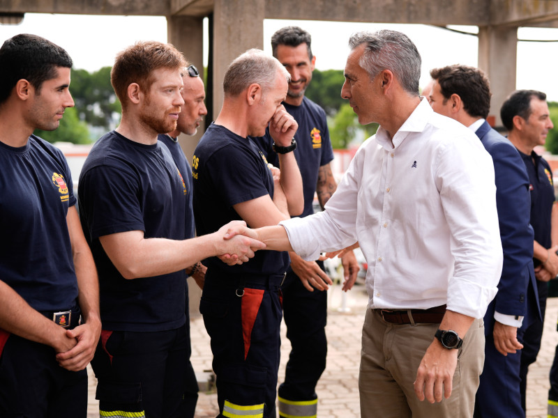 Novillo saluda a los integrantes del Parque de Bomberos de Las Rozas