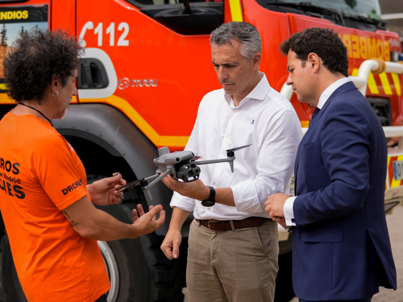 Novillo inspecciona un dron junto al alcalde de Las Rozas, José de la Uz