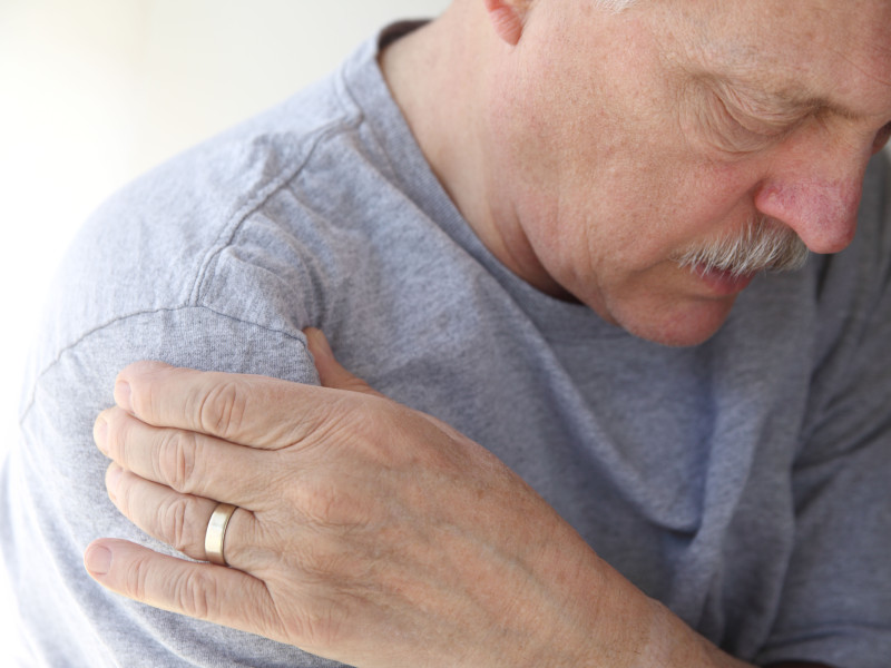Hombre con dolor en las articulaciones