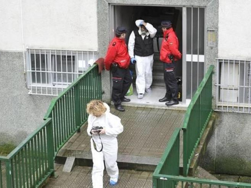 Imagen del portal de la vivienda donde ocurrió el crimen