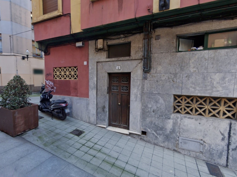 Edificio en el que ha sido hallado un cadáver en el cubo de la basura de un piso