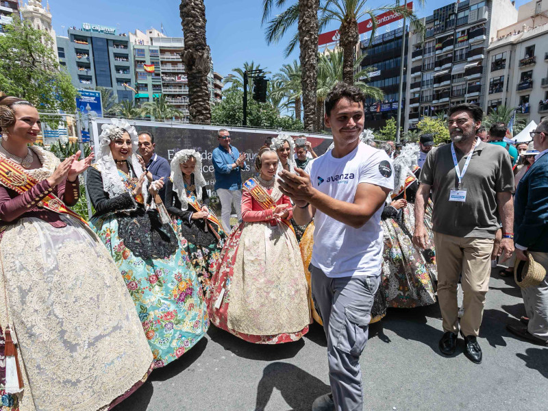 Sirvent saluda a las Belleas después de la mascletà en Luceros.