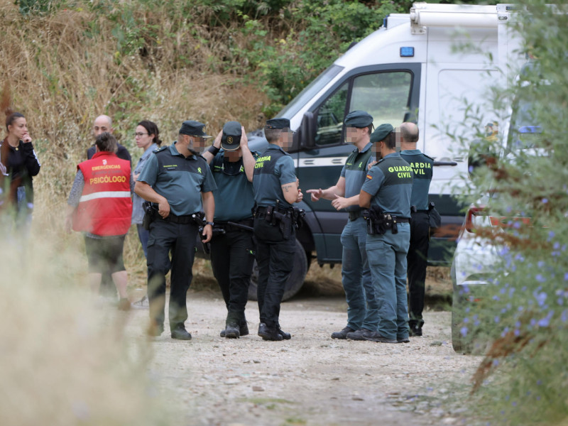 El Grupo de Actividades Subacuáticas de la Guardia Civil retoma la búsqueda del menor de 14 años desparecido en la tarde del domingo en el río Tormes en Alba de Tormes (Salamanca), unas labores para las que ya se cuenta con un caudal descendido después de que se haya retenido la salida de agua del embalse de Santa Teresa. EFE/JM García