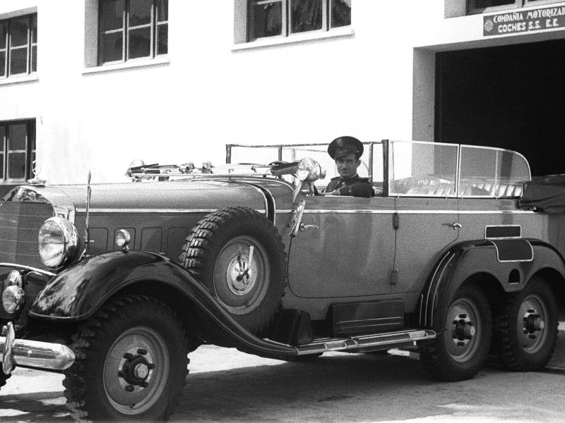 El conductor del jefe del Estado con el coche que Hitler regaló a Franco
