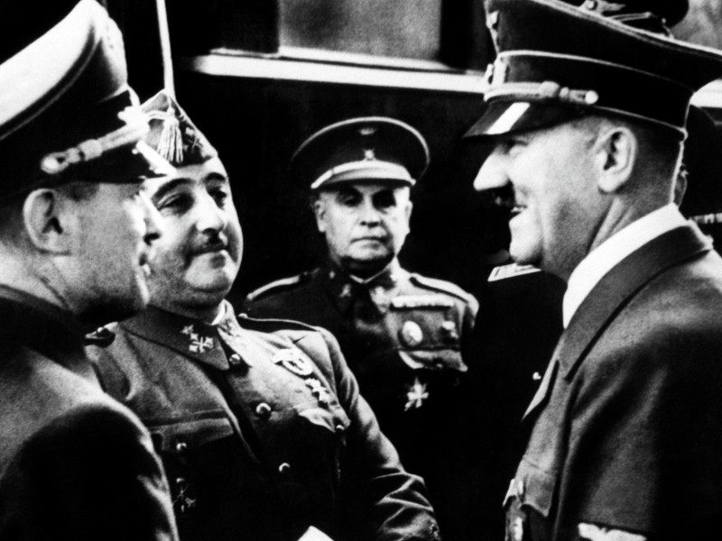 Adolf Hitler y Francisco Franco se entrevistan en la estación de tren