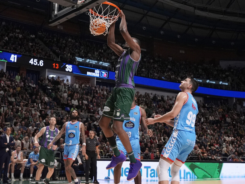 Sima machaca el aro del Río Breogán en una acción de esta temporada con Unicaja Málaga