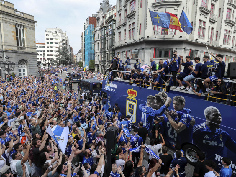 El autobús con los jugadores del Real Oviedo durante un momento de la celebración del ascenso