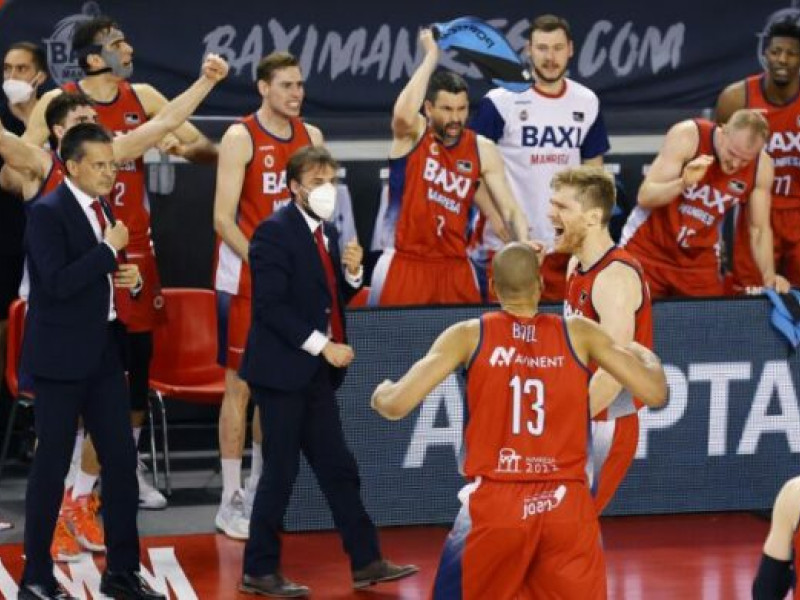 Yankuba Sima, a la derecha con el 77, celebra una canasta con sus compañeros de Manresa, liderados por Pedro Martínez