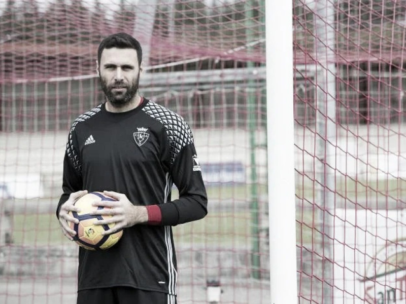 Salvatore Sirigu en su presentación con Osasuna en Tajonar