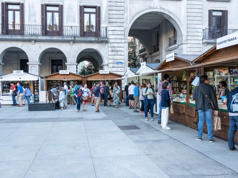 Visitantes de FELISA en la Plaza Porticada