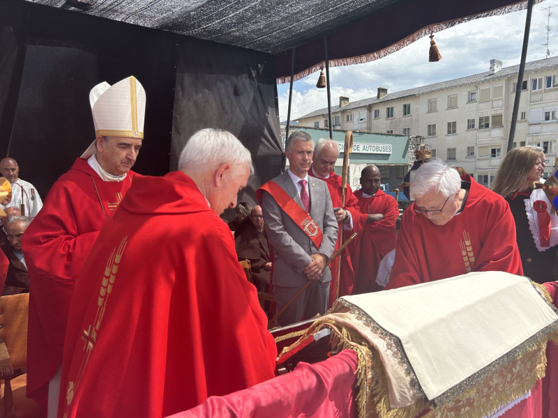 Los mantos cubren los restos de Santa Orosia
