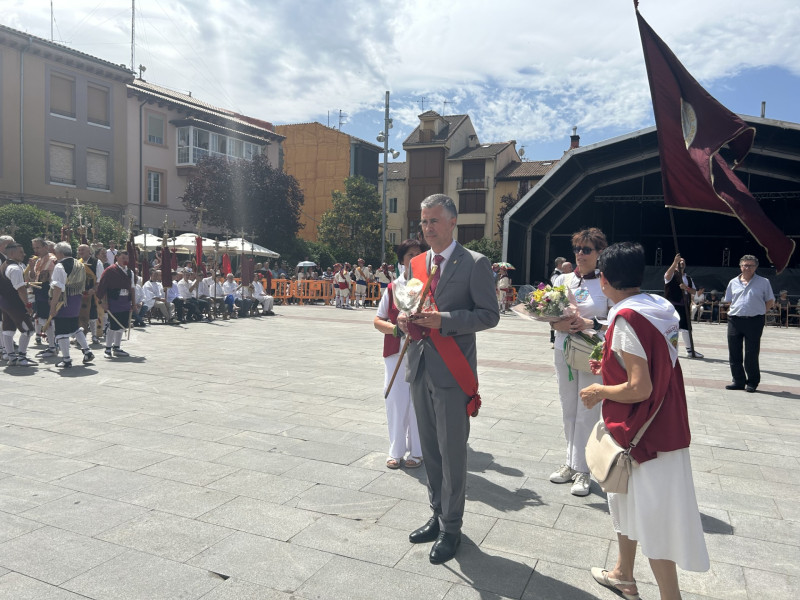 El alcalde, Carlos Serrano, participa en la ofrenda floral