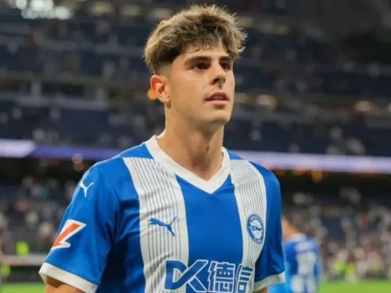 Adrián Pica, central del Alavés