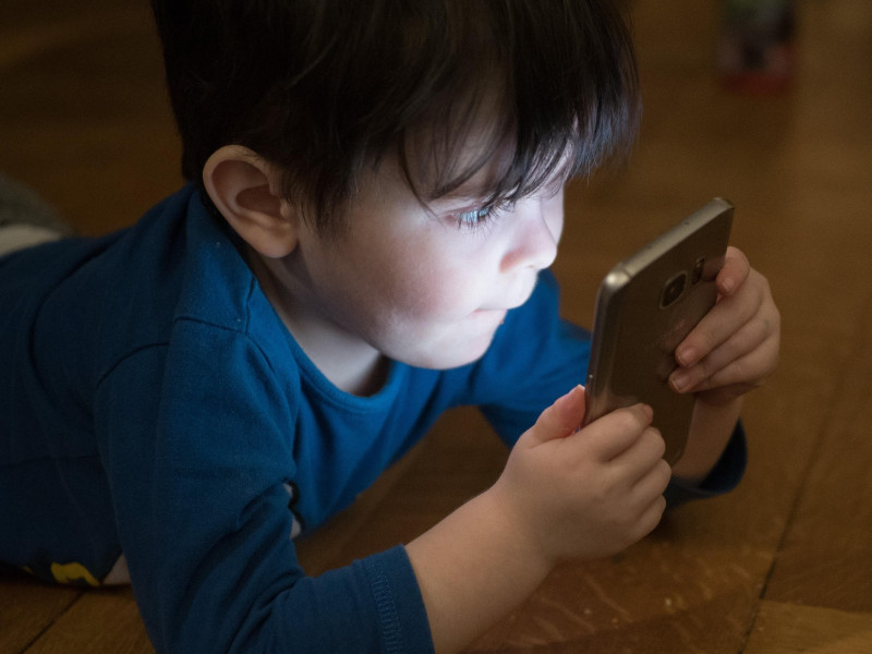 Niño jugando con pantallas