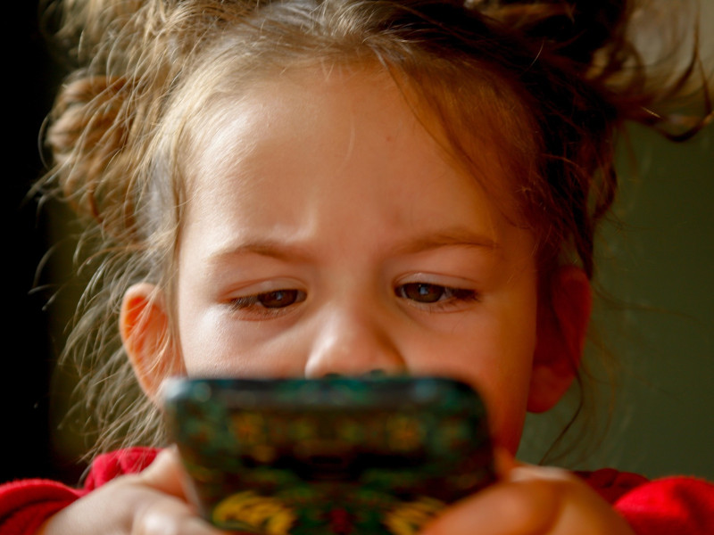 Niña con un teléfono móvil