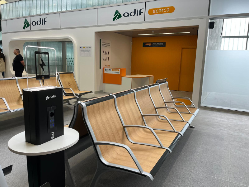 Zona de descanso y espera de la nueva estación de tren de Santiago