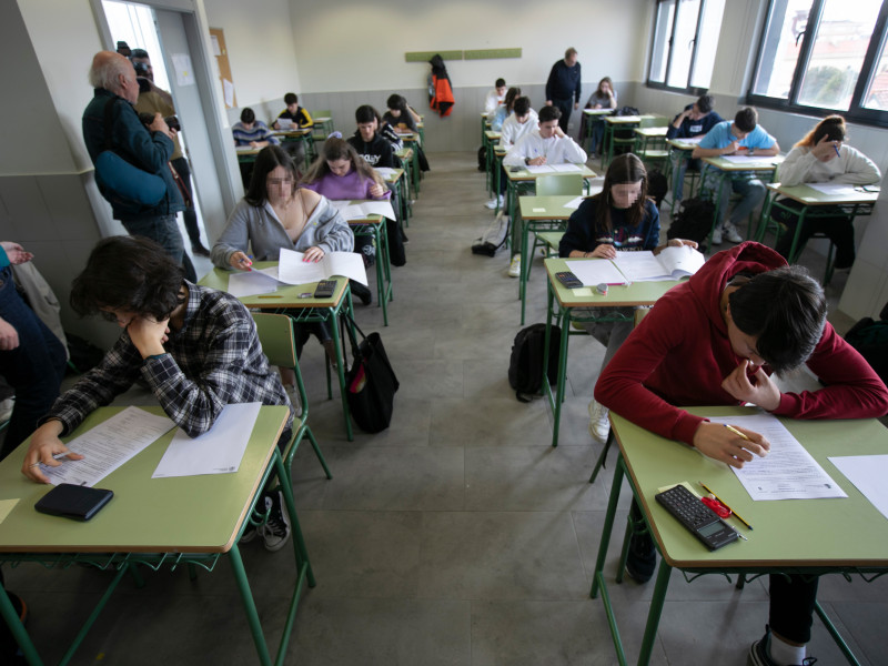 Alumnos de un instituto realizan un examen
