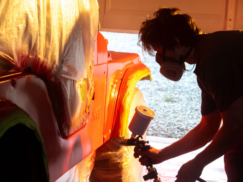 Un coche siendo pintado de rojo