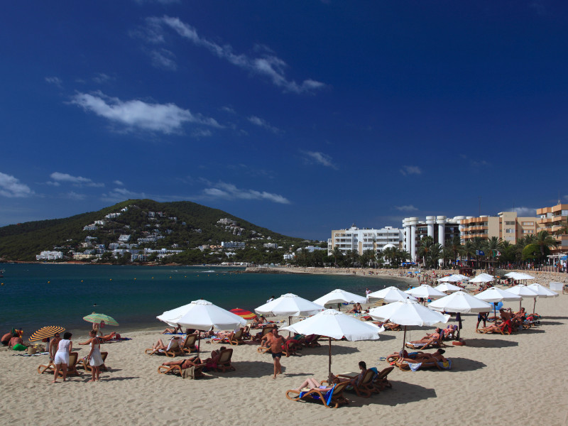 La playa y la bahía del complejo turístico de Santa Eulalia, isla de Ibiza